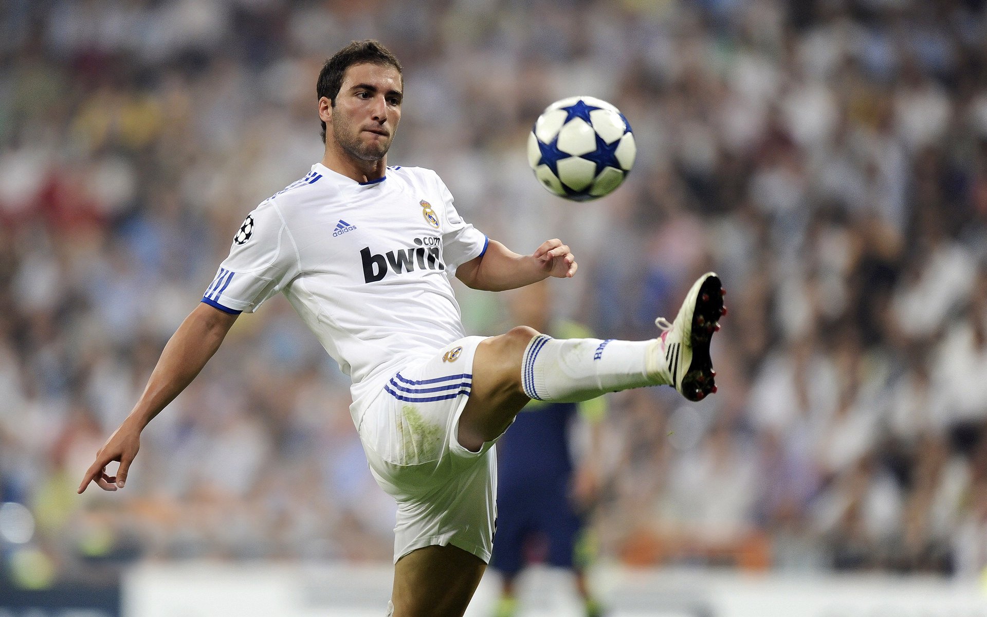 CBA比赛现场氛围十分热烈